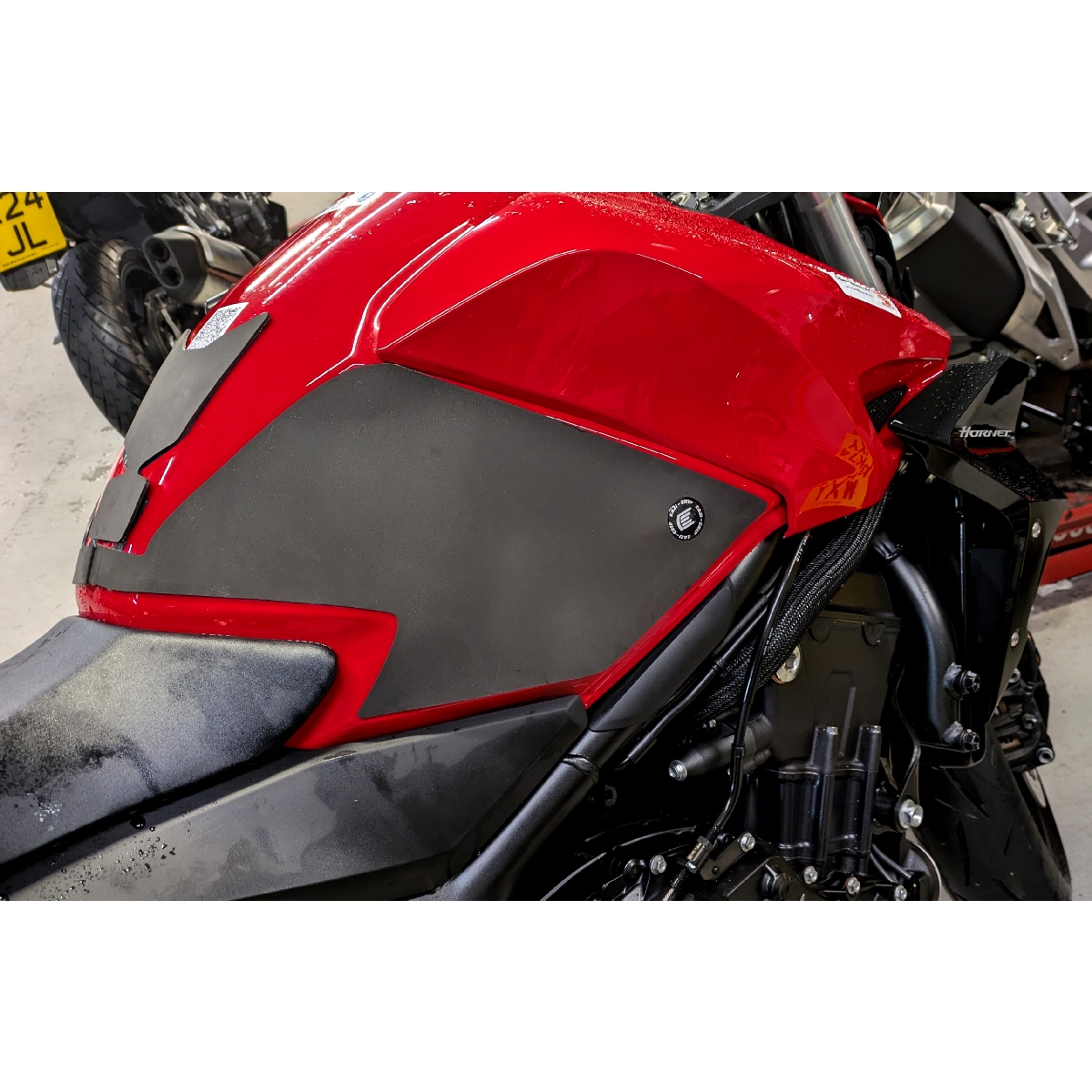 (imagen para) Antideslizante Depósito "Wraparound" Eazi-Grips - Honda CB1000 Hornet 2024+