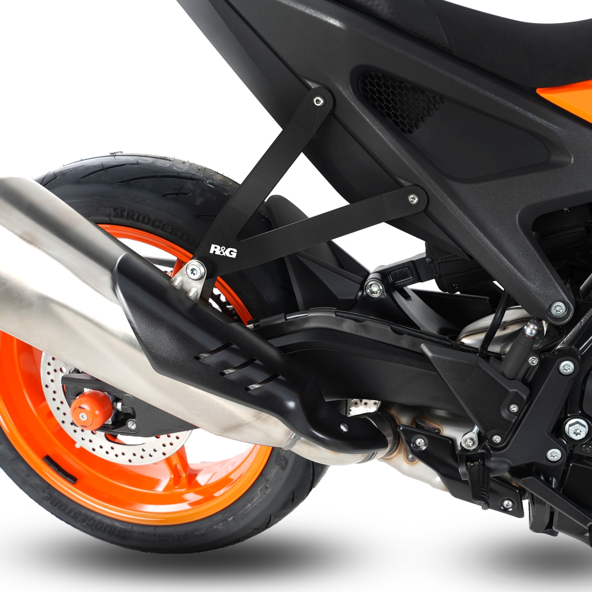 (imagen para) Tirante de Escape (1) y tapa estribera - KTM 990 Duke 2024 en adelante